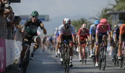El alemán Pascal Ackermann (Bora-Hansgrohe) le gana al colombiano Fernando Gaviria.