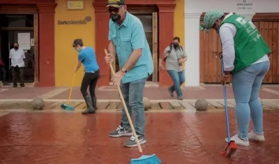 El Alcalde de Cartagena, con escoba en mano, participó en la limpieza.