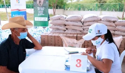 Uno de los cultivadores recibiendo el kit agropecuario.