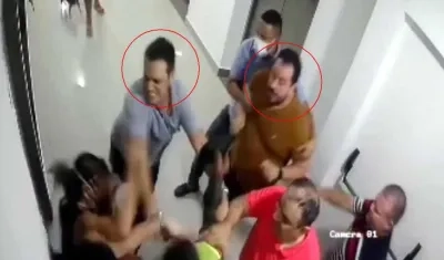 Jalim Rebaje y Assad Baraque golpeando a la pediatra.