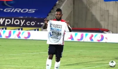 Miguel Ángel  Borja celebrando el gol homenajeando a las víctimas por el Covid-19.