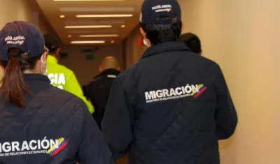 Momento de la captura de funcionario de Migración Colombia.