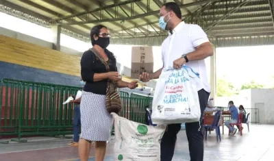 El Alcalde José Fernando Vargas entregando el kit a una beneficiaria.