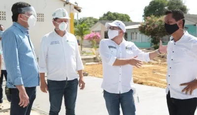 El Alcalde Soledad, Rodolfo Ucrós, inspeccionando las obras de pavimentación. 