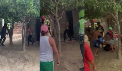 El agresor enfrentándose a los policías con el arma blanca en la mano.