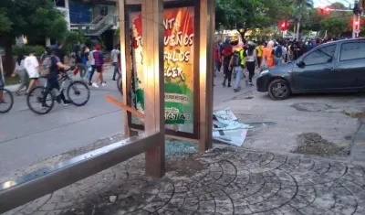 Paradero de buses destruido por los vándalos.