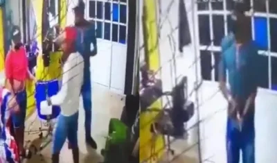 Los atracadores quedaron grabados en la cámara de seguridad de la barbería. 