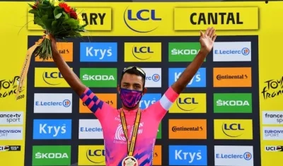 Daniel Felipe Martínez en el podio como ganador de la etapa 13 del Tour.