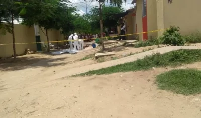 Momento en que el CTI inspeccionaba los cuerpos en el lugar de los hechos. 