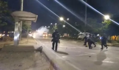 Miembros del Esmad durante la jornada de protestas en Barranquilla.