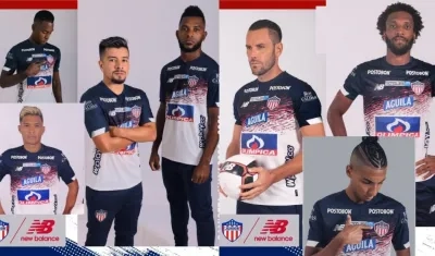 Jugadores de Junior con la nueva camiseta.