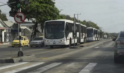 Articulados de Transmetro circulando por la Troncal Murillo. 