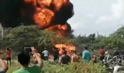 Momento del incendio tras la explosión de camión con gasolina en Maicao. 