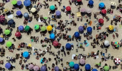 Fotografía aérea que registró este domingo a decenas de personas en la playa de Ipanema de Río de Janeiro (Brasil). 