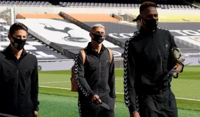 James Rodríguez a su llegada al estadio, con sus compañeros entre ellos Yerry Mina..