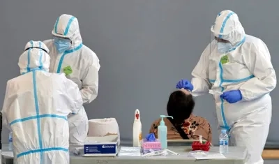 Personal sanitario realizan pruebas PCR.