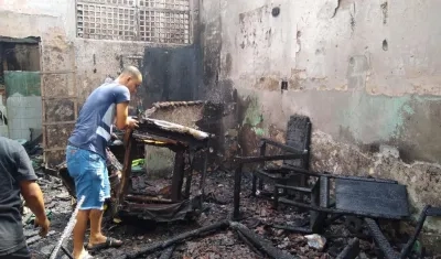 Son ocho las familias afectadas y tres los locales comerciales consumidos por las llamas.