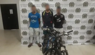 Los capturados con las bicicletas hurtadas.