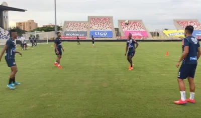 Entrenamiento de los 'tiburones' en el Romelio Martínez.