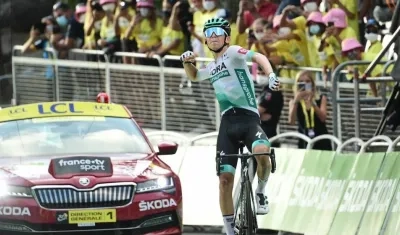  Lennard Kamna (Bora Hansgrohe) celebra en la meta.