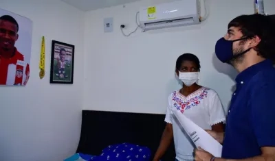 Alcalde Pumarejo en la casa de Oidel Pérez.