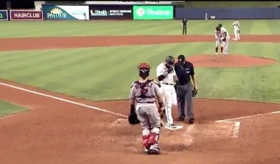 Jorge Alfaro pisando Home tras conectar el segundo jonrón.