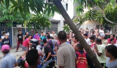 Momentos en que vecinos auxiliaban a la víctima para trasladarlo al centro asistencial.