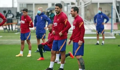 Luis Suárez con Lionel Messi, en un entrenamiento. 