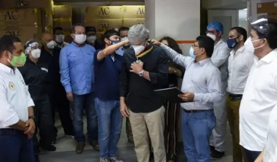 Momento en el que le colocan la medalla al Embajador.
