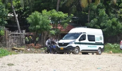 La Policía en el lugar donde fueron hallados los hermanos muertos. 