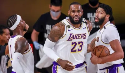  LeBron James con Kentavious Caldwell-Pope (I) y Anthony Davis.