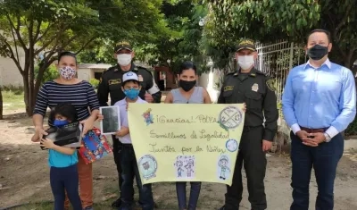 En total entregaron 157 tablets a igual número de estudiantes en varias regiones de Colombia.