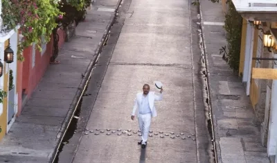 Contraportada del libro donde aparece Hernán Urbina.