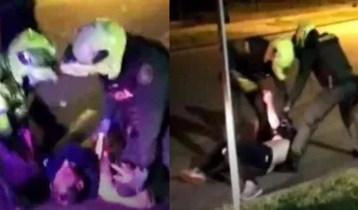 Los dos policías cuando sometían con descargas eléctricas al abogado Javier Ordóñez. 