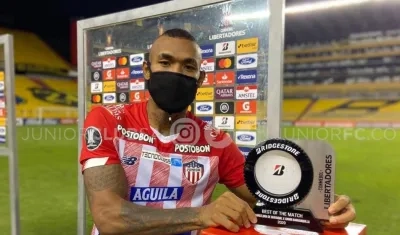 Freddy Hinestroza con el trofeo del mejor del partido. 