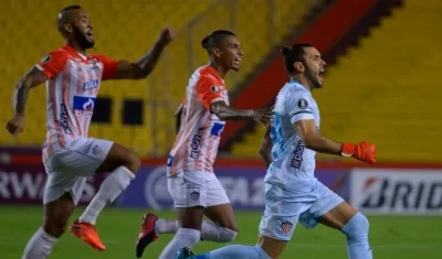 Sebastián Viera celebra su gol de tiro libre.