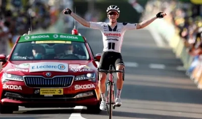 Søren Kragh Andersen atraviesa en solitario la meta. 