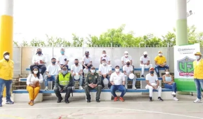 Jóvenes que firmaron el pacto de no agresión.