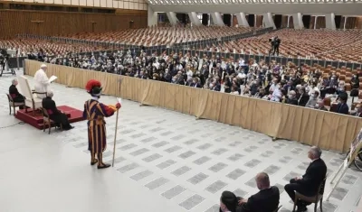 Miembros de la Fundación “Banco Farmacéutico” escuchan al Papa Francisco este sábado.