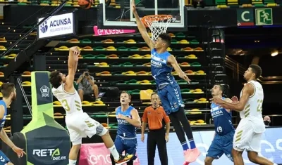 El barranquillero Jaime Echenique hace un gran tapón. 