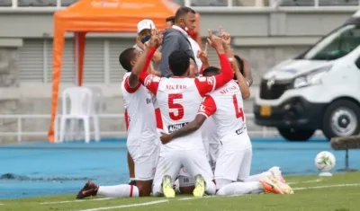 Jugadores de Santa Fe celebran sus anotación. 