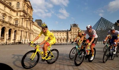 Tadej Pogacar por las calles de París vestido de amarillo. 