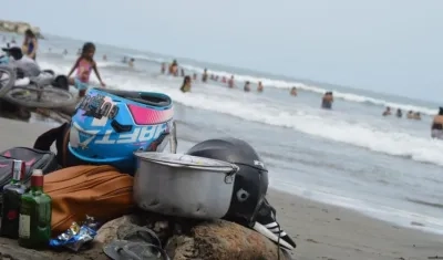 Licor y 'olla' dentro de las playas.