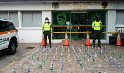 Botellas de aguardiente decomisadas por la Policía. 