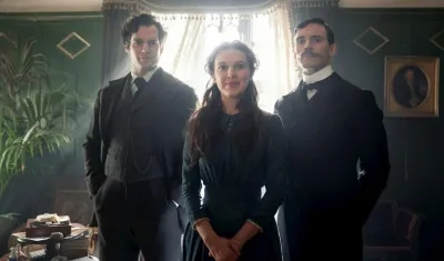 Fotografía cedida hoy por Netflix que muestra a los actores Henry Cavill (i) como Sherlock Holmes, Millie Bobby Brown (c) como Enola Holmes, y Sam Claflin (d) como Mycroft Holmes, durante el rodaje de la película "Enola Holmes".