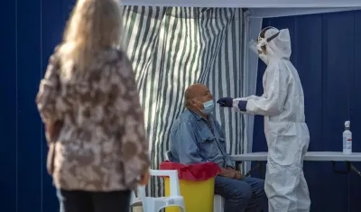 Un sanitario realiza una PCR a ciudadano en Praga. 