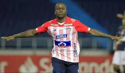 Carmelo Valencia celebrando su hazaña en Copa Libertadores.