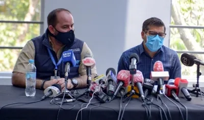 El director de Salud e Higiene de Guayaquil, Carlos Luis Salvador (i), y el coordinador zonal de Salud, Francisco Pérez.