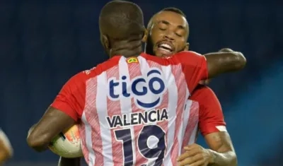 Carmelo Valencia celebrando el empate con Freddy  Hinestroza.