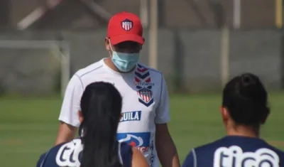 Omar Ramírez, técnico de las Tiburonas. 